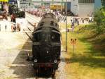 BR 70 Zum 100 J�hrigen Hafenjubil�um Regensburg wurden viele Attraktionen geboten. Kran und Stapler fahren, F�hrerstandsmitfahrt mit V 60, Bundeswehr Fahrzeugpark bzw. Fahrzeugschau und div. anderes. Aber Hauptaugenmerk viel bei den meisten (inkl. Mir und Julian H.) Auf den Dampfsonderzug der immer zwischen Ost und Westhafen pendelte. Bespannt war er zum Westhafen immer mit 70 083 vorne und einem Bockerl der Hafenbahn Regensburg hinten und die Fahrt zum Osthafen immer andersrum. (18.07.2010 Osthafen) Insgesamt eine sehr Gelungene Veranstaltung. 
