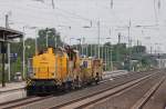 BR 710 710 699-3 mit einer Stopfmaschiene Richtung Aachen Rothe-Erde bei der Durchfahrt in D�ren Hbf, 13.6.10