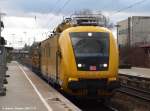 711 121-4 durch f�hrt mit einem Trommelwagen den Bf Wendlingen/N ...