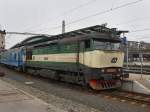 Die 749 264 am 04.04.2010 mit einem Personenzug in Praha ...