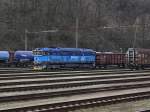 Die 753 773 am 04.04.2010 mit einem G�terzug in Kralupy ...