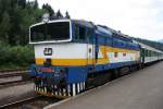 Einen Schnellzug Richtung Praha bepsannte am 02.07.10 die 754 024-8 ...