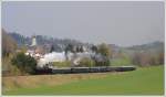 br-78 Fotopersonenzug SLP 19439 von Attnang-Puchheim nach Hausruck, bespannt mit �GEG 78 618, am 21.4.2010 mit Blick auf Ottnang im Hausruck.