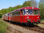 br-795--796--798--db-vt-95--vt98--uerdingerschienenbus 3er Uerdinger Schienenbusgarnitur 798-04 der S�dlimburgischen Dampfeisenbahngesellschaft (ZLSM)am 01.05.2010 bei der Ausfahrt aus dem Bahnhof Simpelveld (NL). Hier in der N�he der deutschen Grenze bei Aachen wird diese Museumsbahn in einer sch�nen Landschaft mit viel Liebe zum Detail betrieben.
Auf jeden Fall ist das ganze einen Besuch wert da die ZLSM eine grosse vielfalt an Fahrzeugen besitzt. Das freundliche Personal l��t auch einen Blick im BW in Simpelveld hinter den Kulissen zu und nimmt sich viel Zeit um fragen zu beantworten und das eine oder andere versteckte Sch�tzchen zu zeigen. 