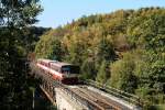 br-810 Nur mit Schrittgeschwindigkeit geht es �ber einige Viadukte und durch Tunnel auf dem 'Teplitzer Semmering'. Hier �berquert gerade Os 26805, Moldava v Krus.horac-Most, den Viadukt bei Mikulov. Fr�her war diese Strecke durchgebunden bis Freiberg und dann weiter nach Nossen. Heute klafft eine L�cke zwischen Holzhau und Moldava. 'Sehens'-wert bei einer Fahrt auf dieser Strecke ist die Tatsache, dass bei Tunneldurchfahrten kein Licht im Triebwagen eingeschaltet wird und man wirklich nicht ienmal die Hand vor Augen sieht. 26.09.09