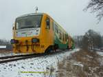 br-814 In Tschechien bzw. Nordb�hmen ganz nahe der deutschen Grenze ist Asch. Diese Strecke war fr�her wichtige eingleisige Hauptbahn. Grenz�berschreitende G�terz�ge gab es noch bis 1998. Jetzt ist die Verbindung nach Deutschland gekappt. An fr�here Zeiten erinnert noch nahe des Ortes ein wohl restaurierter Kilometerstein (27 von Eger) der hier grade am 17.12.2009 von einem Regionova-TW Reihe 814 passiert wird.
