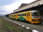 Eine moderne Triebwagen (814 204-4/814 203-6) auf Bahnhof Liberec am ...