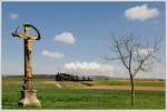 br-93 Einer der klassischen Stellen an der Strecke Retz-Drosendorf – das Wegkreuz n�chst Plei�ing. 93.1420 am Vormittag des 22.4.2010 mit ihrem Fotoperser von Retz nach Drosendorf.