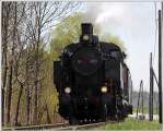 br-93 93.1420 rollt am 22.4.2010 mit ihrem Fotopersonenzug dem Bahnhof Langen entgegen.




