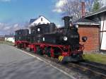BR 99 Bitte recht freundlich, die Herren Lokf�hrer! Am 15.05.2005 stehen die vereinseigenen Sch�nheider IV K 99 516 und 99 582 fotogerecht am dortigen Heizhaus. 