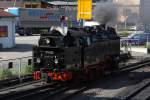 BR 99 99 222 am 09.06.2010 setzt sich in Wernigerode vor ihren Zug.