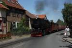 BR 99.72 99 7239 zieht am 25.7.2010 einen Personenzug zum Brocken und passiert hier gerade die Ortsdurchfahrt von Wernigerode.