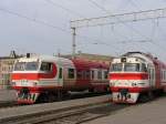 DR1A-222.4/DR1A-222.3 mit Regionalzug 650RJ Riga Pasazieru-Sigulda neben DR1A 2221 und ...