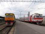 DR1A-400.7/DR1A-198.3 neben DR1A-246.3/DR1A-246.4 auf Bahnhof Riga Pasazieru am 3-5-2010.  ...