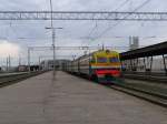 ER2T-7118-09 mit Regionalzug 6146 Riga Pasazieru-Skulte auf Bahnhof Riga Pasazieru ...