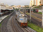 Die Dieselloks GE Dash 9-40BBW 6049 und 8680 des VLI fuhren mit einem Güterzug auf meter Spur durch den Belo Horizonte Zentralbahnhof am 27. Oktober 2018.
