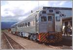 Zwei Pullman Triebwagen der Strecke Paranagua - Curitiba im Staate Paran bei einem Zwischenhalt unterwegs. (Archiv 02/1979)