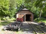 Der alte Lokschuppen in Asbach der Br�ltalbahn.Im Vordergrund ein Rollwagen ...