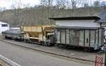 Alte Schmalspur-G�terwagen der B.E.G. am Bhf Burgbrohl - 02.04.2010  ...