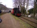 Brohltalbahn Lok Franzburg f�hrt mit ihrem einzelnen Wagen in den Bahnhof Brohl ein am 2.4.10