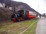 Lok Franzburg mit ihrem Personenwagen im Bahnhof Rheinhafen in Brohl ...