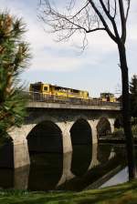 Brucken und Kreuzungsbauwerke Mitten in einem Teich stehen 2 Pfeiler der Br�cke in Grobau, an der Strecke zw. Plauen und Hof, welche soeben von Baumaschinen (CSM+SSP) der Fa. eurogleis GmbH �berquert wird. (27.04.2009)