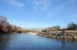 Gro�e Br�cke, kleine Lok: Eine 139er rattert am 26.12.09 �ber ...