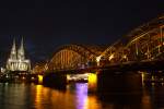 Brucken und Kreuzungsbauwerke Die K�lner Hohenzollernbr�cke am fr�hen Abend (19.00 Uhr).
Im Hintergrund der k�hl beleuchtete Dom.
K�ln, der 21.2.2010