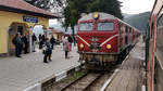 Rhodopenbahn am 26.03.2017 um 15:58 Uhr im Bahnhof Avramovo, mit 1267m über N.N. die nach Wikipedia höchstgelegene Bahnstation auf dem Balkan. 
Auf der eingleisigen Strecke besteht hier nach Fahrplan 10 Minuten Wartezeit um auf den Gegenzug nach Septemvri zu warten.
Weiterfahrt Richtung Bansko/Dobrinischte ist um 16:02 Uhr.