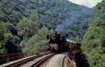 Im Juni 2003 ist BDZ 15.215 mit einem Sonderzug auf der 44 km langen Nebenbahn von Gorna Orjahovitza nach Elena im Balkangebirge unterwegs. Die landschaftlich schöne Strecke wurde leider stillgelegt.