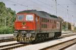 Dieselelektrische Lokomotive 07.028 rangiert am 26. August 2004 in Russe an ihren Zug, den sie bis nach Giorgiu fhrt. Diese Maschinen mit dem Spitznamen  Ludmilla  kamen in den 70er Jahren nach Bulgarien und wurden in Lugansk in der Sowjetunion gebaut. Dies sind die leistungsfhigsten Dieselloks der Bulgarischen Staatsbahnen.
