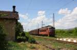 Die bulgarische E-Lok 43561 erreicht hier am 5.5.2013 von der serbischen
Grenze kommend den Bahnhof Aldomirovtzi.