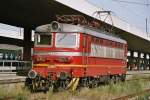 Elektrische Lokomotive 44.553 wartet am 25.