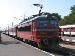 44 128 7 (Zeitungspapier als Sonnenschutzvorrichtung!) mit Zug 3621 Sofia-Burgas (София-Бургас)auf Bahnhof Burgas