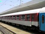 Ein Personenwagen der Serie 74 der Bulgarischen Staatsbahnen (BDZ).Der Wagen ist hier als Teil vom Zug Vidin-Sofia zu sehen, der vor einigen Minuten in Sofia Hauptbahnhof angekommen ist.