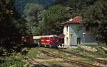 Im August 2003 wartet die 75 006-7 der Rhodopenbahn mit einem Zug von Dobrinischte nach Sevtemvri im Bahnhof Cepina eine Zugkreuzung ab. Nach einem Gleisrückbau sind dort heute keine Zugkreuzungen nicht mehr möglich.