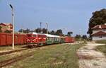 Auf ihrem insgesamt rd. 125 km langen Weg von Septemvri nach Dobronischte hat die 75.004-2 der Rhodopenbahn gerdae einmal 6 km zurückgelegt, als sie im Juli 2003 den Bahnhof Warwara verlässt