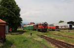 Rodophenbahn am 8.5.2013  Ein Schmalspur Personenzug aus Velingrad mit Zuglok 77002 fhrt in  Septemvri ein.