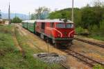 Rodophenbahn 
Diesel Lok 77002 fhrt in Velingrad am 9.5.2013 mit einem Personenzug
nach Septemvri aus.