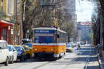 Sofia - Straßenbahn der Linie 20 in der Ekzarh Ysosis-Strasse, nahe der Haltestelle Schenski-Markt (Женски пазар). 
Die Linie 20 verkehrt zwischen Depot Iskar (Депо Искър)im Südosten und U-Bahnhof Opaltschenska (Метростанция Опълченска). 
Triebwagen in Einzeltraktion des tschechischen Herstellers ČKD Tatra.
(Aufnahme: 02.04.2017 - 10:17 Uhr)