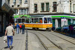 Sofia - Straßenbahn der Linie 10 Fahrtrichtung Westpark an der Ecke Graf Ignatiev-Strasse und Alabin-Strasse in der Innenstadt unweit vom Justizpalast.
Die Linie 10 verkehrt zwischen dem Stadtviertel Chladilnika (кв. Хладилника) im Süden und dem Wohnkomplex Westpark (ж.к. Западен парк). 
Triebwagen in Einzeltraktion des tschechischen Herstellers ČKD Tatra. (Aufnahme: 02.04.2017 - 11:11 Uhr)