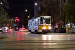 Am Abend des 04.10.2022 möchte kein Fahrgast an der Haltestelle Pirotska in die Tatra T5A2 auf der Linie 3 Bahnhof Zuckerfabrik-Orlandowzi einsteigen. 