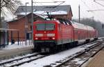burgkemnitz 143 930 f�hrt am 24.01.10 eine Sandwich gefahrene RB nach Wittenberg an. Hier erreicht das Sandwich den Bahnhof Burgkemnitz. Gru� an den TF!!!
