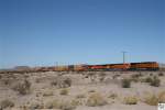 Vier Lokomotiven der BNSF (# 6702 ES44C4, # 6790 ES44C4, ...