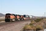 Drei GE Transportation ES44DC Lokomotiven der BNSF (# 7574, # ...