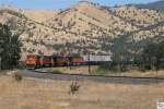 Unterhalb des Tehachapi Loop n�hert sich ein bergauf fahrender G�terzug ...