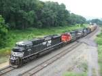 Norfolk Southern SD70M-2 #2712 f�hrt einem Zug ins Enola Pennsylvania ...