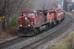 Canadian Pacific Railroad CP CPR AC4400CW 9515 und SD40-2 5957 fahren mit einem Gϋterzug nach Westen auf der 1884 gebauten North Toronto line. 15.11.2009