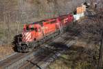 Canadian Pacific Railroad CP CPR engines SD40-2 6033 und AC4400CW 5837 mit einem Containerzug nach Obico Yard. North Toronto sub. 13.11.2009