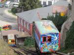 Ascensor Artilleria in Valparaíso, eine von mehreren funktionstüchtigen Seilbahnen in direkter Nachbarschaft zum Hafen. Die untere Station befindet sich im Falle eines Tsunamis in der Evakuierungszone, die obere befindet sich in der sicheren Zone.
Aufgenommen im April 2013.